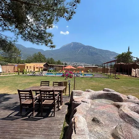 度假居 Pine Village Oeluedeniz *